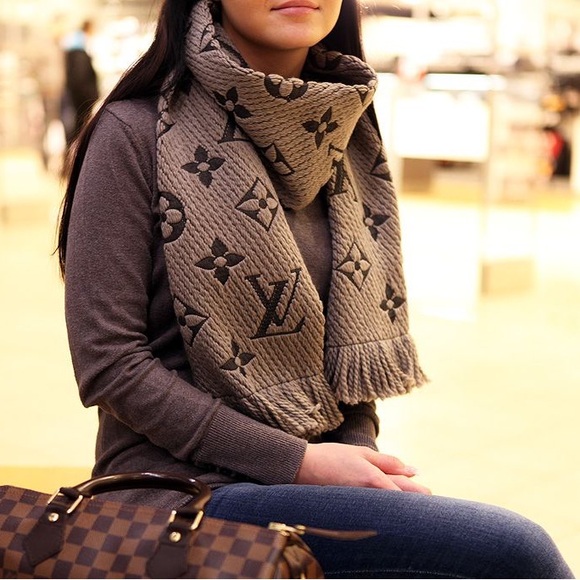 Louis Vuitton: LV Logo Logomania Fringe Scarf (Grey) - Picture 11 of 16